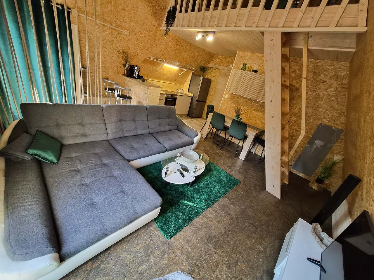 A-Frame, Společenský prostor s velkoformátovými okny